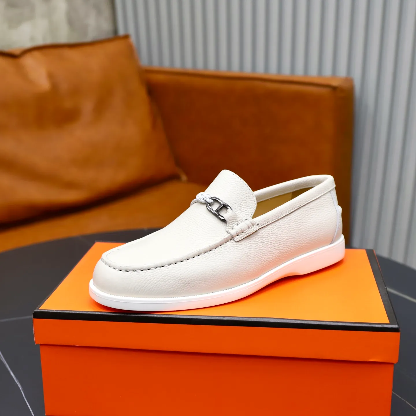 Ex-factory price: 560💰Hermès/Hermès slip-on men's shoes. This shoe is made of imported pebbled cowhide. It has simple and smooth lines and is combined with aerodynamically designed 3CM rubber foam ultra-light soles! Youthful and fashionable, classic H-shaped hardware buckle decoration, calf lining gently wraps the feet, with logo cowhide feet, casual and urban style, highlighting youthful vitality, sports and leisure version, super versatile, code number: 38-39-40-41-42-43-44 standard leather shoe size (45 can be customized but does not support returns)